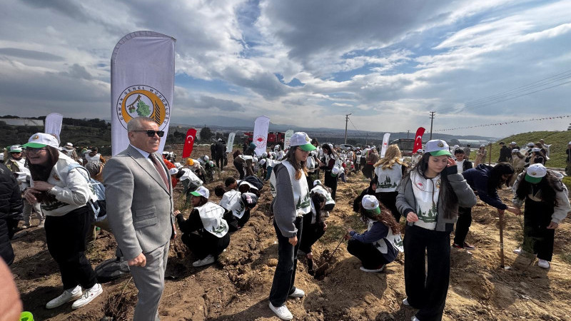 Erhan Atilla, Gaziemir’de Fidan Dikim Etkinliğinde Öğrencilerle Buluştu