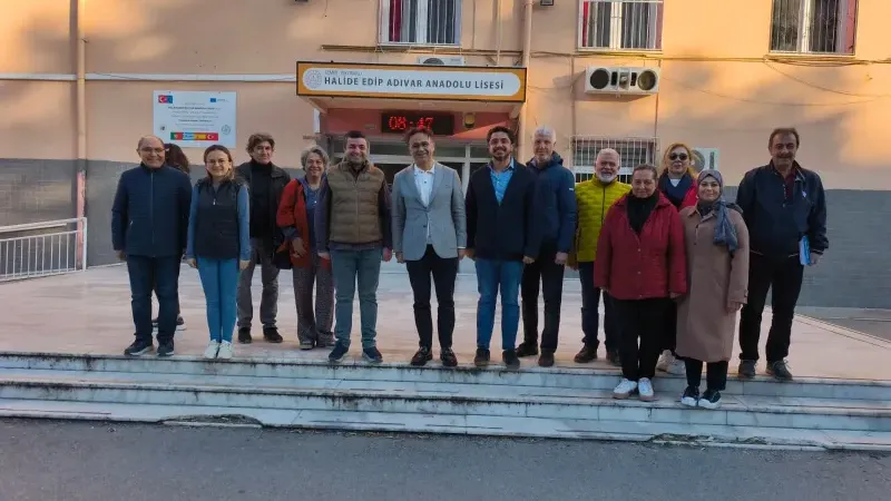 İzmir İl Millî Eğitim Müdürü Yahşi, Halide Edip Adıvar Anadolu Lisesi’nde İstiklal Marşı Törenine Katıldı