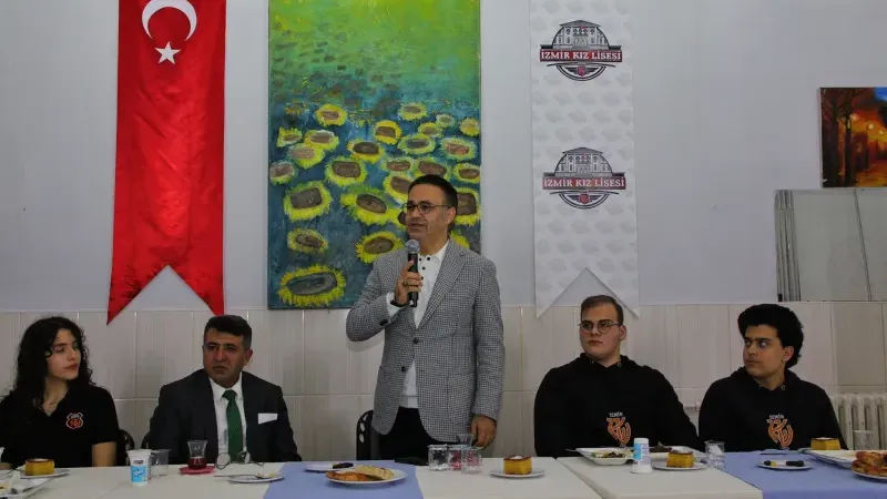 İzmir İl Millî Eğitim Müdürü Dr. Ömer Yahşi, Öğretmen ve Öğrencilerle İftar Sofrasında Buluştu