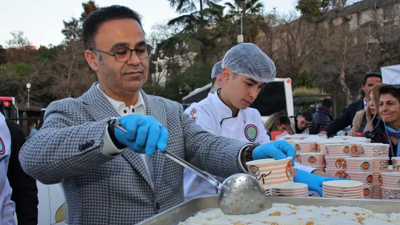 Dr. Ömer Yahşi Öğrencilerle Birlikte İftar İkramı Dağıttı