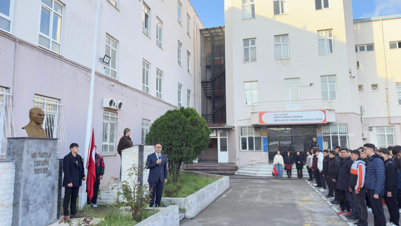 Eğitimde Vizyoner Adımlar: İzmir İl Millî Eğitim Müdürü Yahşi Öğrencilerle Bir Arada