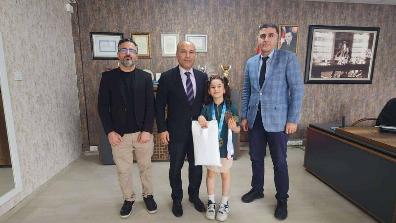 Bayraklı Petkim Latife Hanım İlkokulu öğrencisi Ayşenur Çakal Türkiye üçüncüsü oldu