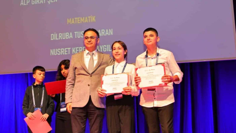 İzmir'de TÜBİTAK 2204-B Bölge Ödülleri Sahiplerini Buldu