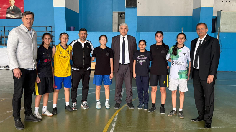 Buca Şehit Hüseyin Şimşek Ortaokulu futsalda zirvede