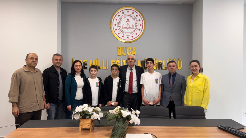 TÜBİTAK birincisi öğrencilerden Buca İlçe Millî Eğitim Müdürü Fikret Yılmaz'a ziyaret