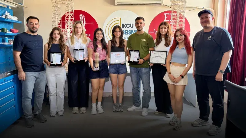 İzmirli Öğrenciler 49 Üniversiteyi Geride Bırakıp Dünya Birincisi Oldu