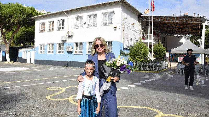 Karşıyaka’da İlköğretim Haftası coşkusu: Özkan Demir ve Arzu Günaydın öğrencilerle buluştu