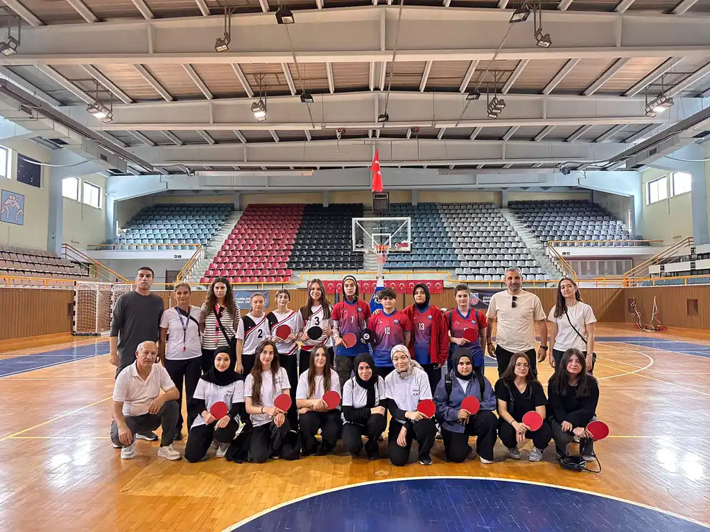İzmir’de genç kızlar masa tenisi turnuvası coşkusu