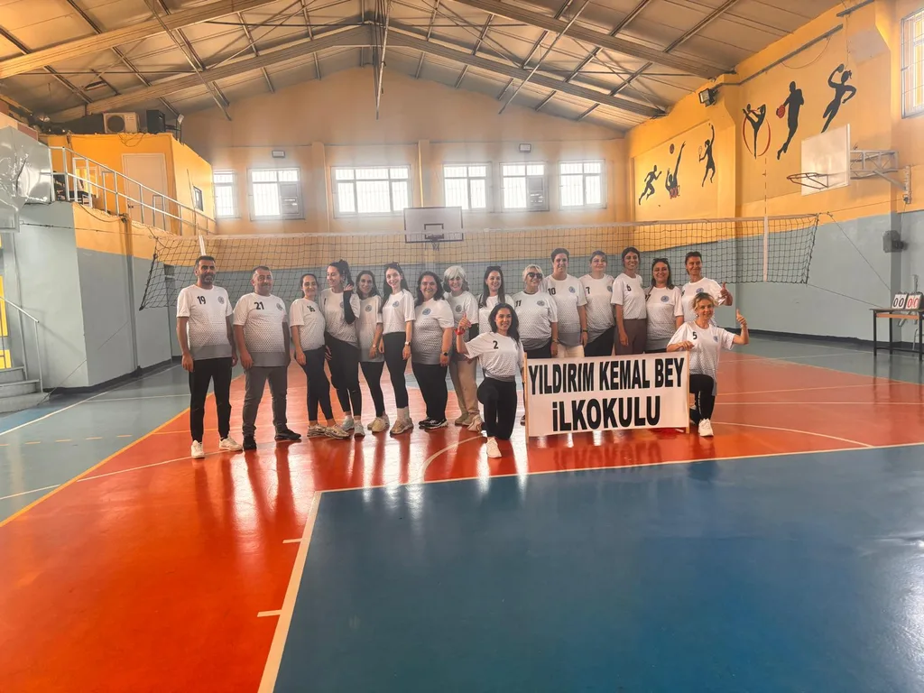 Konak'ta öğretmenler arası voleybol turnuvası heyecanı sürüyor