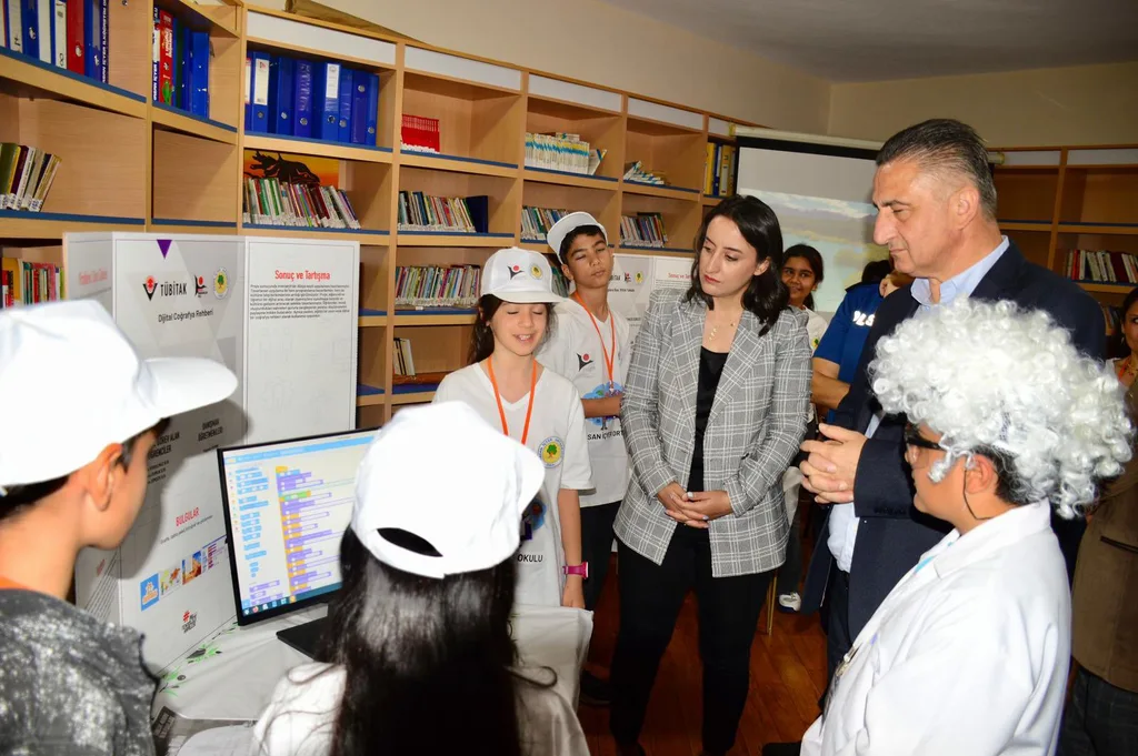 Narlıdere’nin bilim meraklıları, TÜBİTAK 4006 Bilim Fuarı’nda buluştu