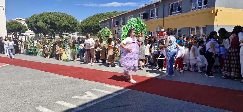 Menemen Cumhuriyet İlkokulu’ndan çevre dostu moda defilesi