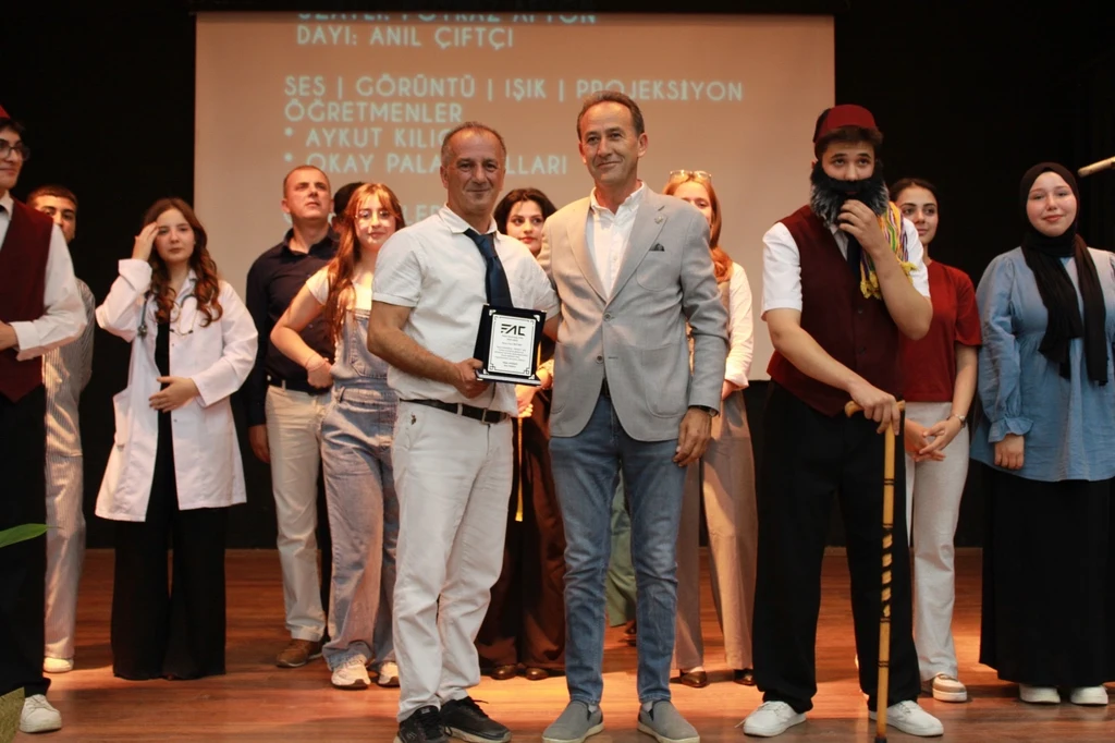 Menemen'de “Gelenekten Geleceğe Meddah” oyunu sahnelendi