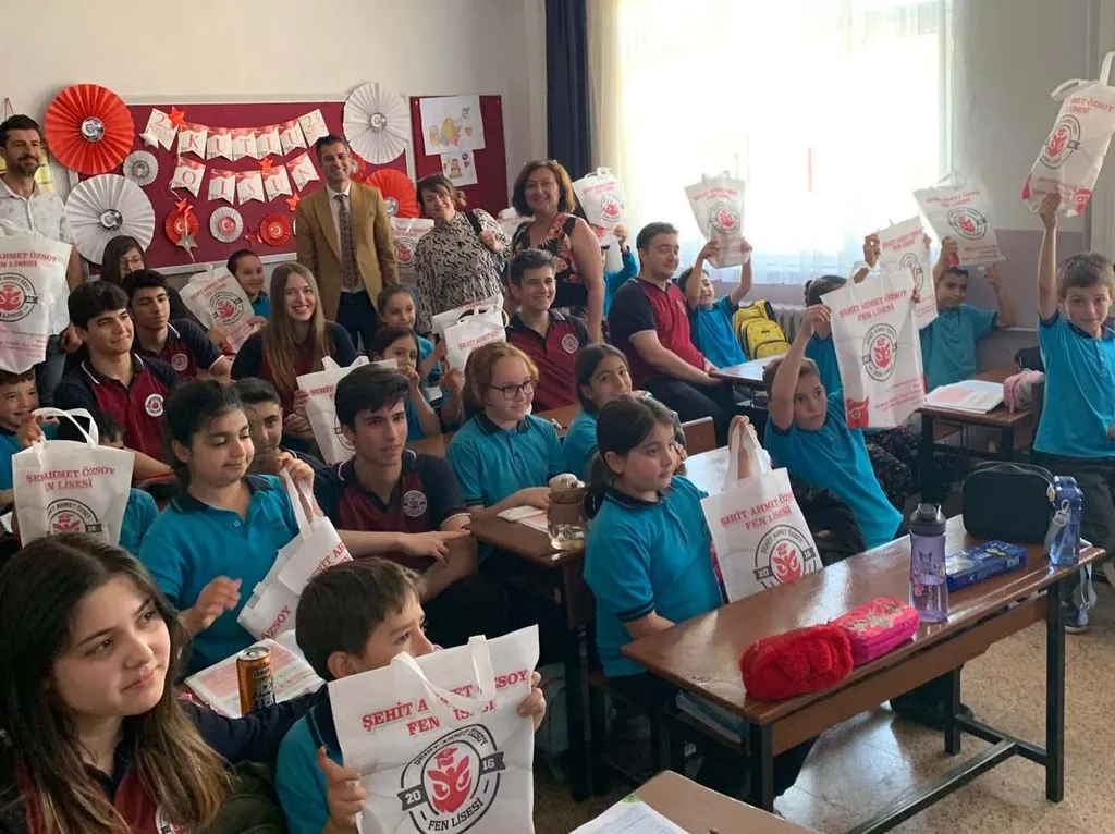 Menemen Fen Lisesi öğrencilerinden anlamlı ziyaret: “Kitap Kardeşliği Projesi” hayata geçirildi