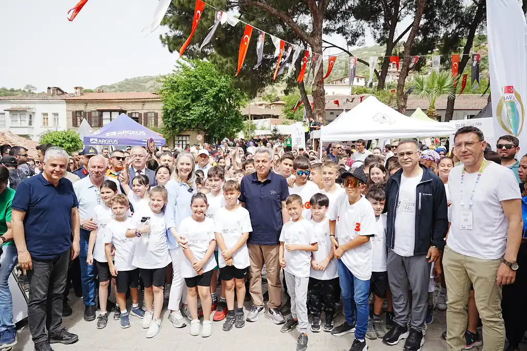 Efeler Yolu Ultra Trail Koşusu ve Ödül Töreni Protokol katılımıyla gerçekleştirildi