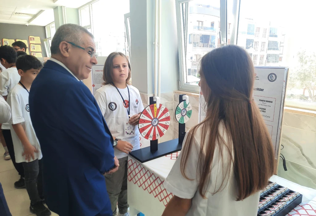 Gaziemir Bilim ve Sanat Merkezi'nde TÜBİTAK 4006 Bilim Fuarı ve resim sergisi heyecanı