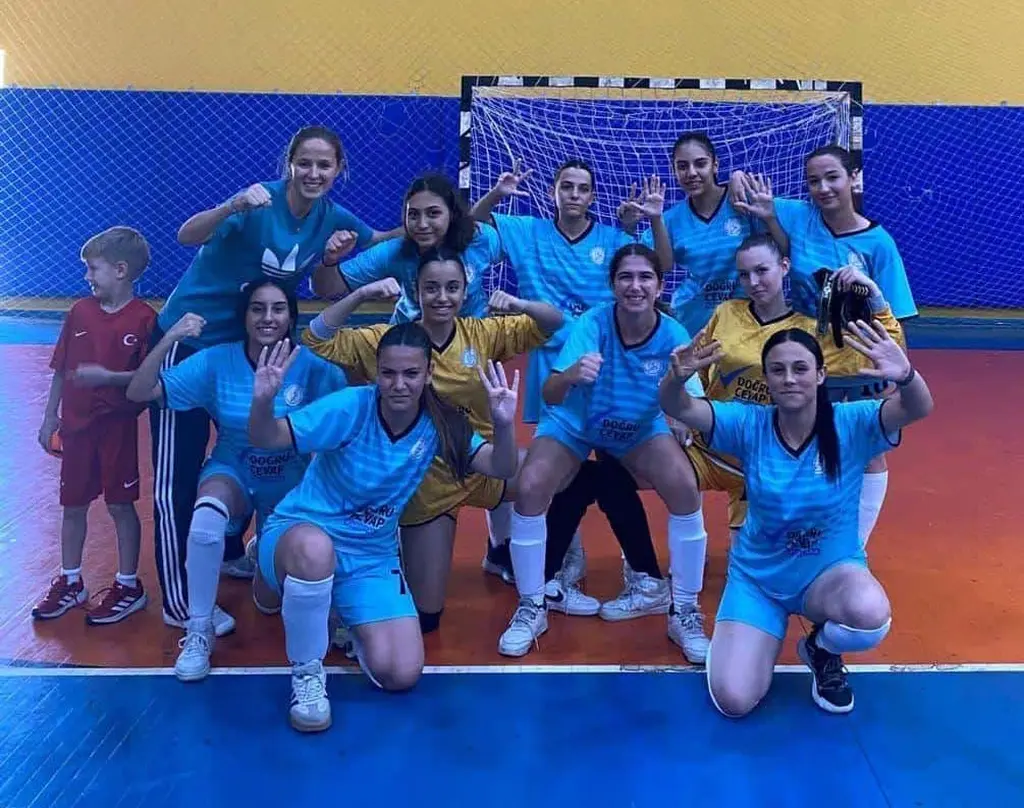 Çiğli Teğmen Ali Rıza Akıncı Anadolu Lisesi Futsal Takımı İzmir il birincisi oldu