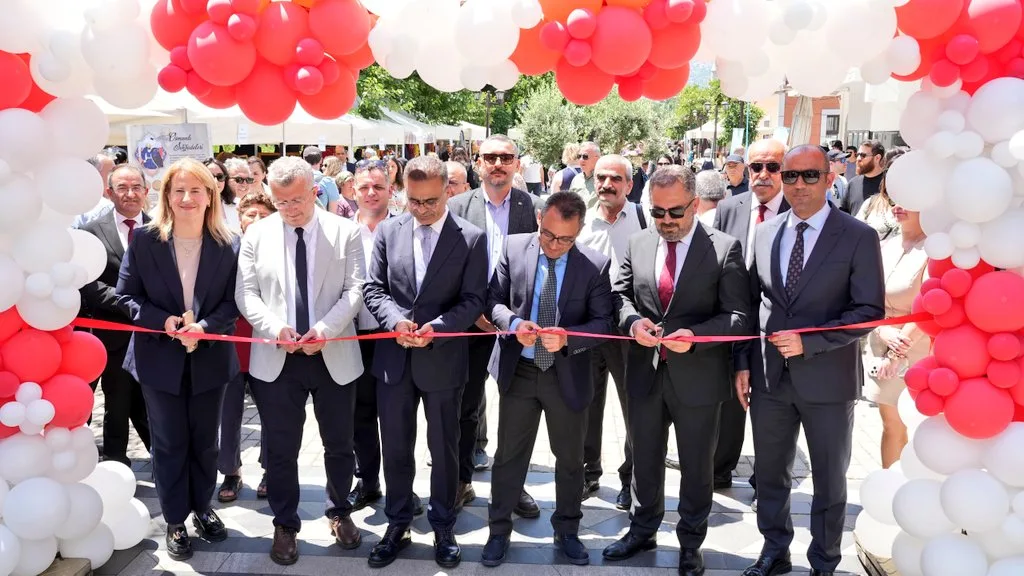 İzmir İl Millî Eğitim Müdürü Dr. Ömer Yahşi, 