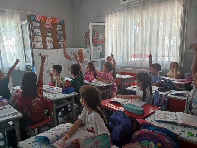 Karaburun İlçe Millî Eğitim Müdürü Ogün Derse'den okul ziyaretleri