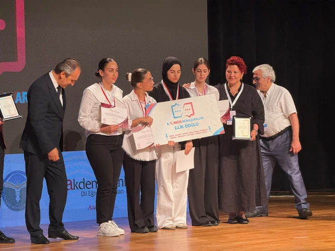 İzmir Kız AİHL’den uluslararası dilde büyük başarı!