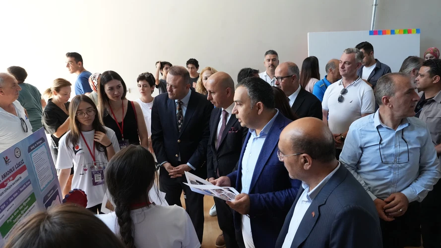 Torbalı’da bilim şöleni: TÜBİTAK 4006 Bilim Fuarı büyük ilgi gördü