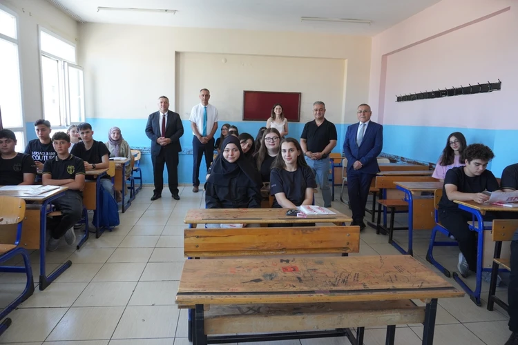 Gaziemir’de karne sevinci: Mimar Kemalettin Anadolu Lisesi’nde tören düzenlendi