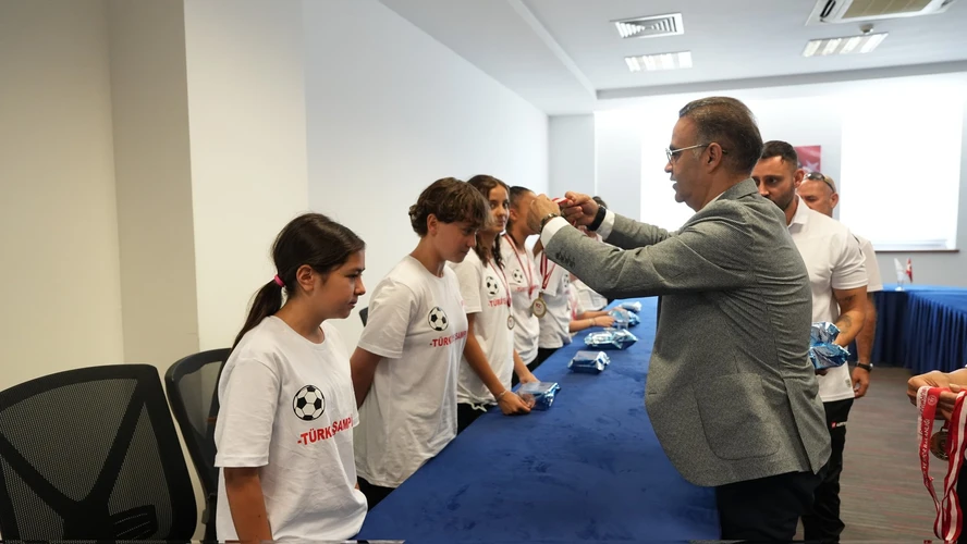 İzmirli öğrencilerden futbolda büyük başarı!