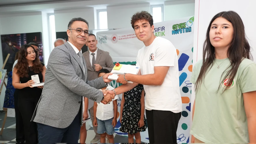 “Atıktan Sanata Dönüşüm Yarışması” ödül töreni ve sergisi İzmir’de gerçekleştirildi