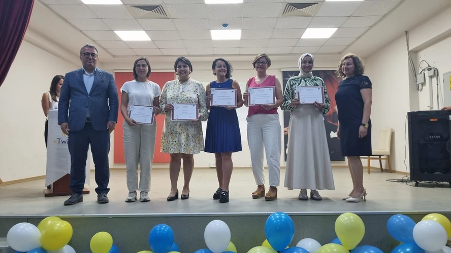 Menderes’te eTwinning projelerinde başarı gösteren öğretmenler törenle onurlandırıldı