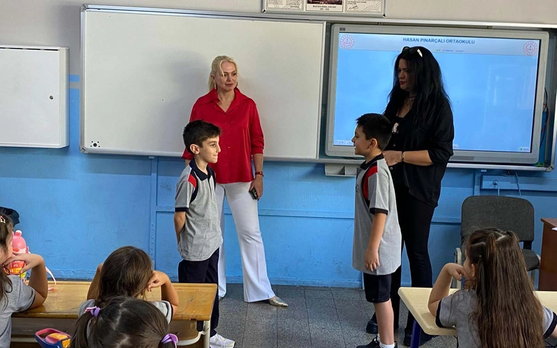 Karşıyaka İlçe Millî Eğitim Müdürü Arzu Günaydın’dan uyum haftasında okul ziyareti