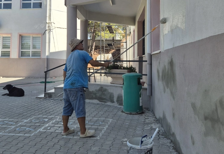 Urla Bademler Köyü'nde örnek dayanışma: Vatandaşlar okullarını yeniledi