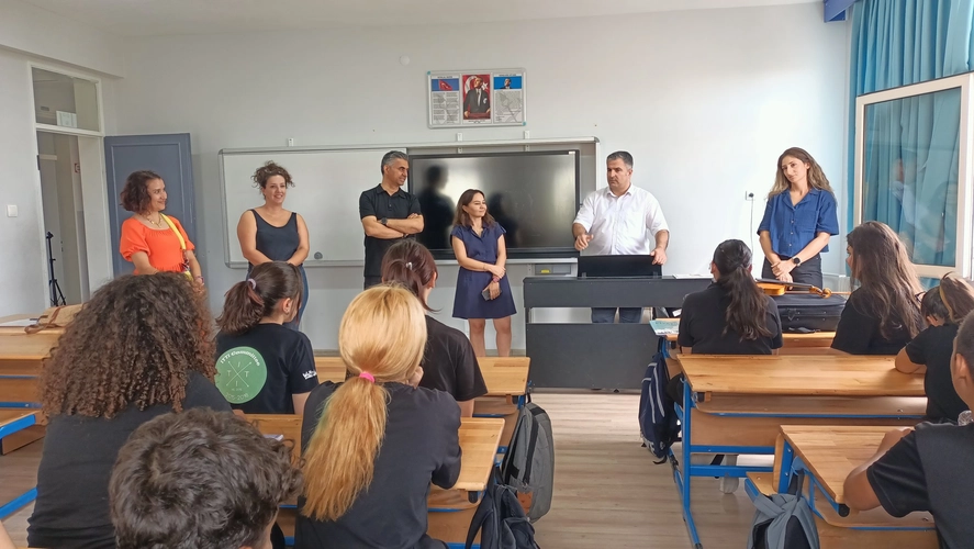 Bergama İlçe Millî Eğitim Müdürü Ekrem Ulus'tan sanat ve özel eğitime destek veriyor