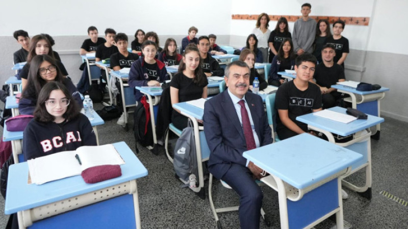Bakan Tekin, Öğrenciler Ve Öğretmenlerle Bir Araya Geldi