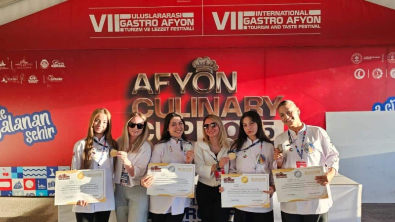 Karabağlar Nene Hatun Kız Mesleki ve Teknik Anadolu Lisesi Yine Madalyaya Doymadı!