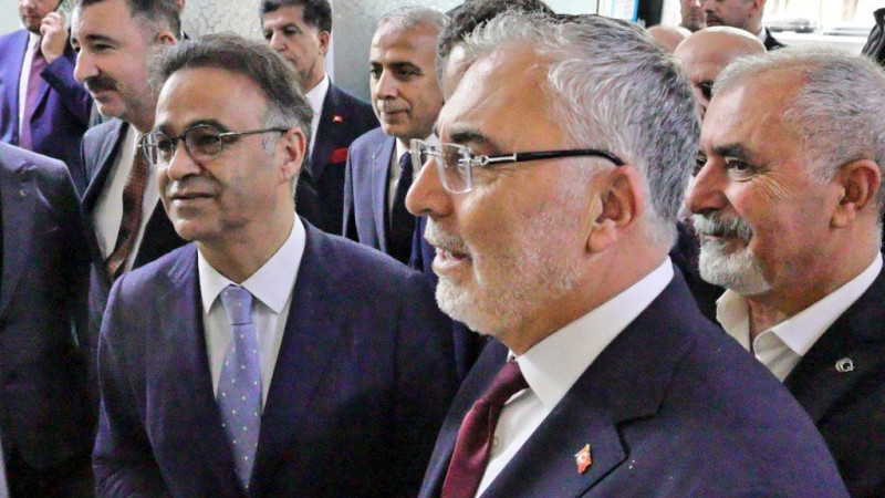 Bakan Işıkhan’dan Anlamlı Ziyaret: Mezun Olduğu İlkokula Gitti