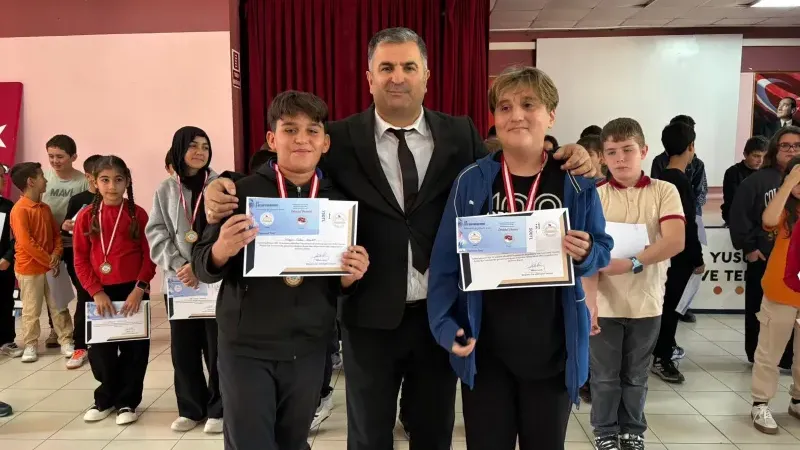 Bergama İlçe Millî Eğitim Müdürü Ekrem Ulus Öğrencilerle Turnuvada Bir Araya Geldi