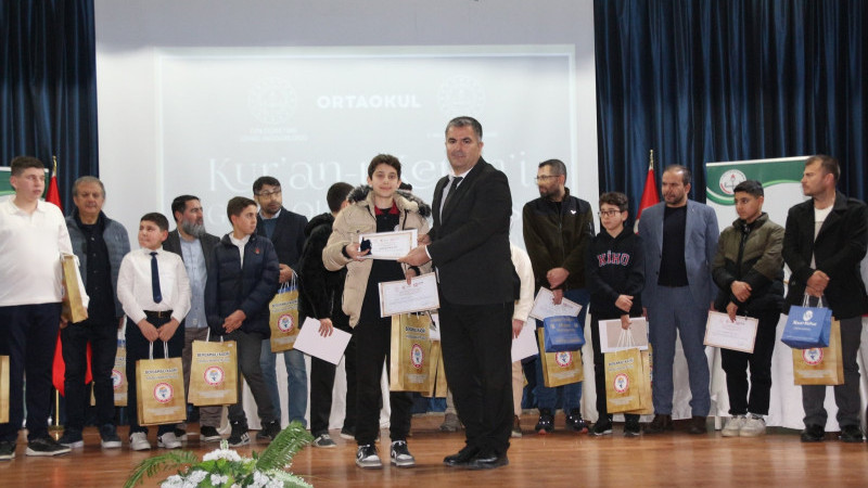 MEB Ortaokullar Kur’an-ı Kerim’i Güzel Okuma Yarışması İzmir Etabı Bergama’da Düzenlendi