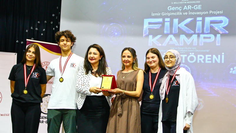 İzmir’de öğrenciler girişimcilik ve inovasyon projelerini jüriye sundu