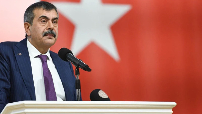 Bakan Tekin sınıfları ziyaret ederek öğrencilerle sohbet etti