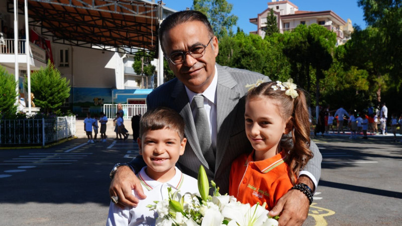 İzmir’de Okula Uyum Haftasında Yahşi öğrencilerle buluştu