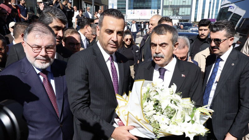 AK Parti’ye geçen Onur Emrah Yıldız’a Bakan Tekin’den ziyaret