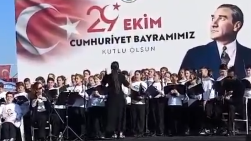 Cumhuriyet coşkusu İzmir’de ezgilerle yükseldi: Karşıyakalı öğrenciler sahnede