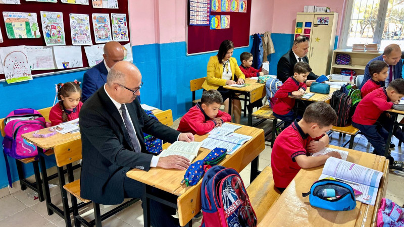 “Sınıfımla Okuyorum” projesine Torbalı İlçe Millî Eğitim Müdürü Kadir Kadıoğlu’ndan güçlü destek
