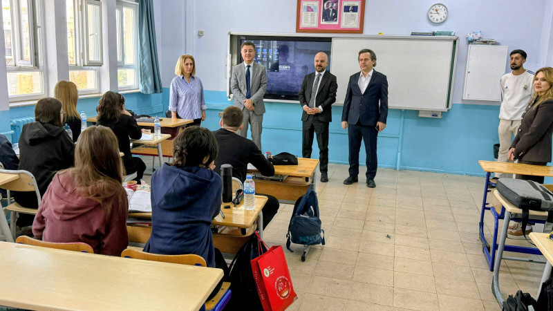 Konak Anadolu Lisesine eğitim ziyareti: Ediz Sürücü, Murat Kaya ve Sedat Koyuncu sahada