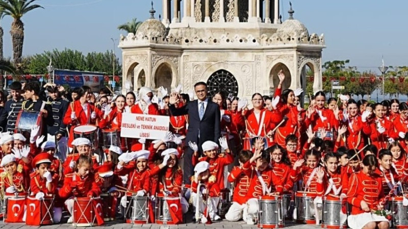 İzmir'de Cumhuriyet Coşkusu! Ömer Yahşi Öğrencilerle Omuz Omuza Yürüdü