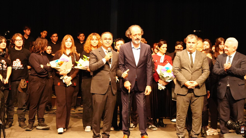 Dr. Ömer Yahşi ve Yücel Arzen Bergama’da gençlerin sanat heyecanına ortak oldu