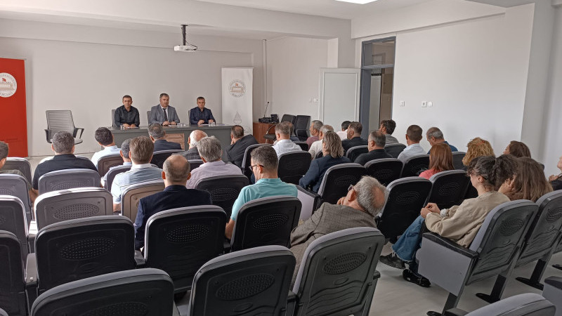 Bergama İlçe Millî Eğitim Müdürü Ekrem Ulus, ilkokul yöneticileriyle eğitim çalışmalarını değerlendirdi