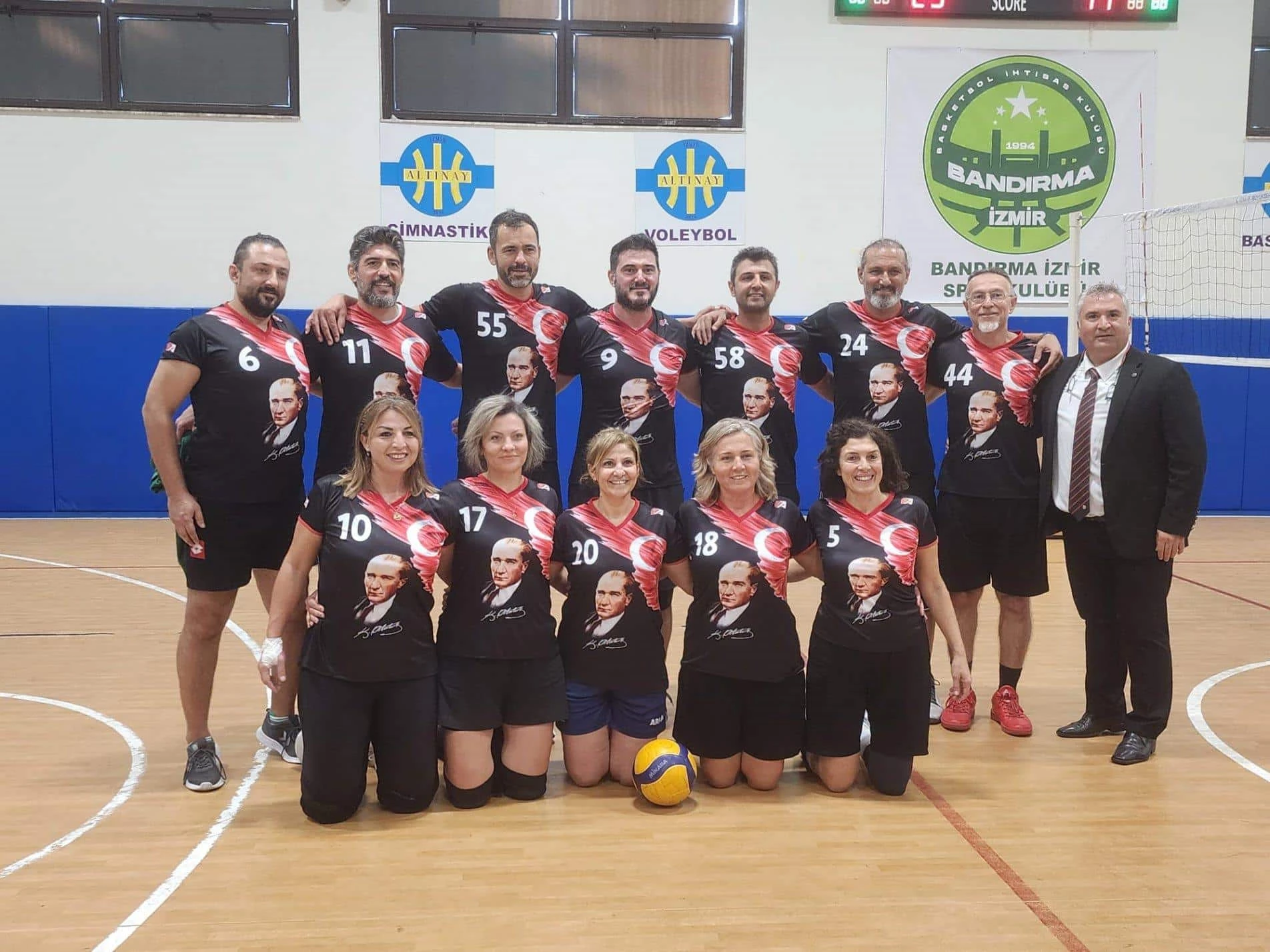 Bayraklı öğretmenleri voleybol turnuvasında şampiyon oldu