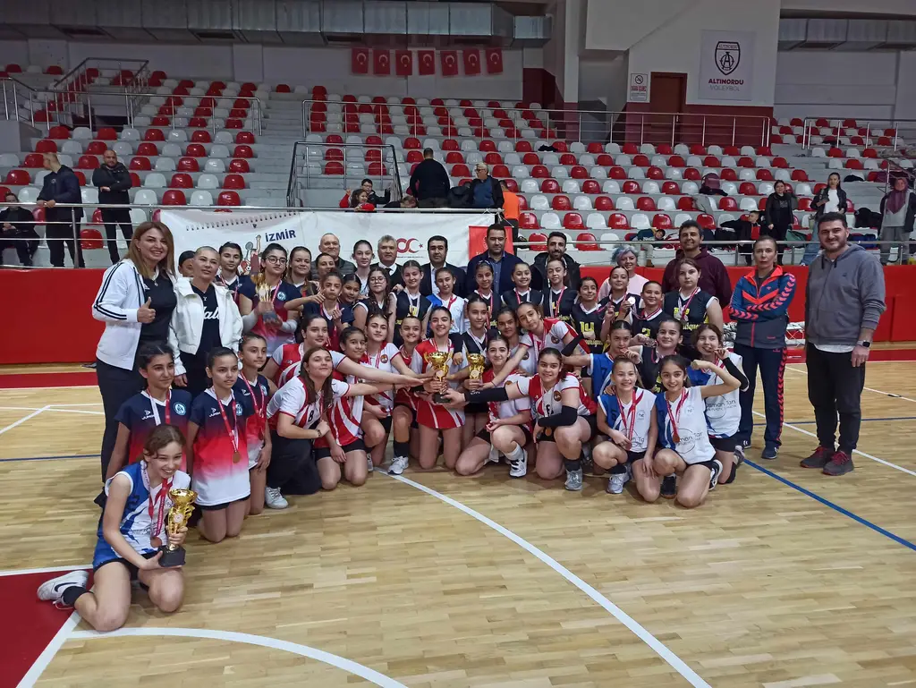 Bayraklı’da Küçük Kızlar Mini Voleybol Turnuvası sonuçlandı