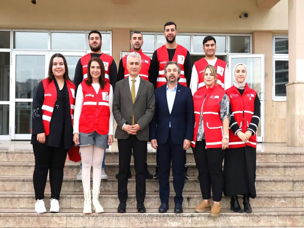 Bayraklı’da eğitim ve dayanışma rüzgarı: Kaymakam ve Kızılay’dan ortak destek