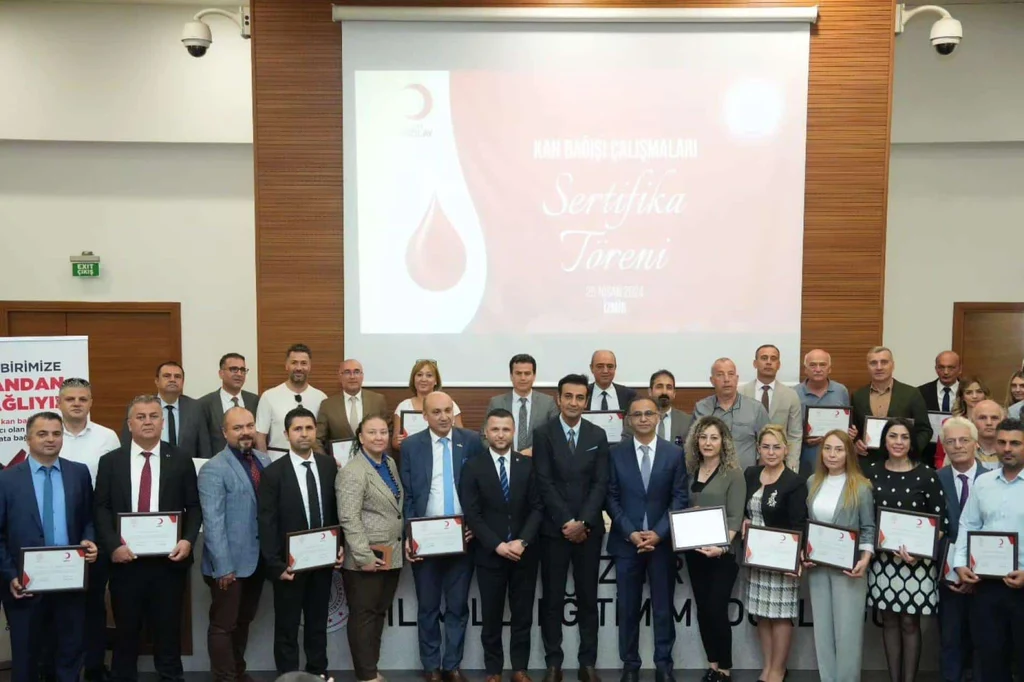 İzmir'de kan bağışı kampanyası sertifika töreni düzenlendi